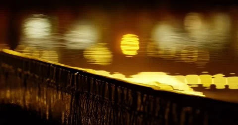 Reflection of Lights on the Water Surface at Night. 库存影片 155657036