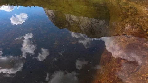 Reflection of Løefjell mountain and clouds in Faråni river 스톡 동영상 245418143