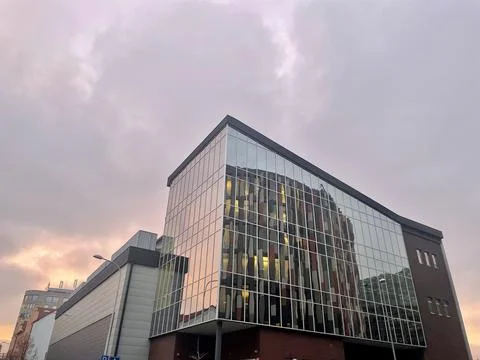 Reflection of the Main Point Karlin office building at dusk in the glass facade Foto stock