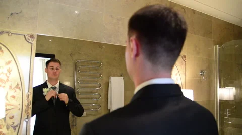 Reflection of a man in the mirror 動画素材 49340077