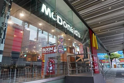 The reflection on the mirror of the McD premise Stock-Fotos