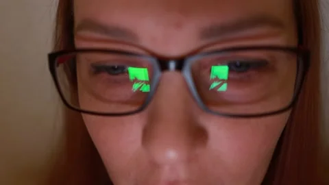 Reflection of the mobile phone screen in women's glasses, a woman is lying in Vídeo Stock 167131354