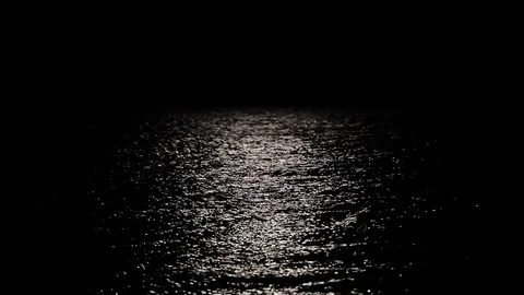 Reflection of the moon in seawater, a long path of moonlight reflected in the Vidéo 112053090
