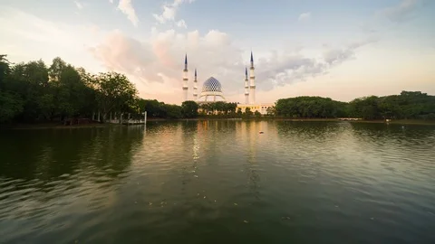 Reflection of mosque Video stock 95412936