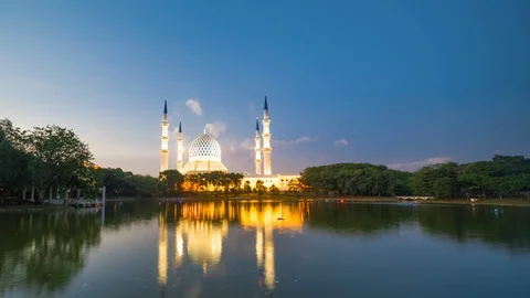 Reflection of mosque Video stock 95412997
