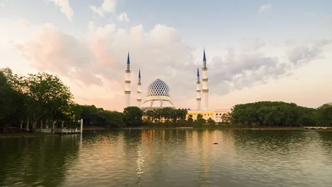 Reflection of mosque Video stock 95414279