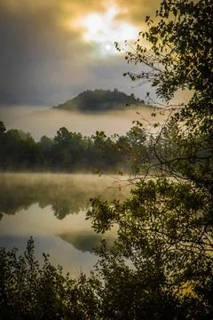 Reflection of mountain in lake at forest Foto stock