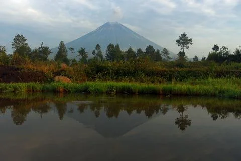The reflection of a mountain on the pond surface.  Foto stock