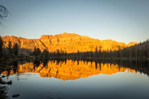 Reflection of Mountain at Sunset on Glassy Surface of Lake Stock-Fotos