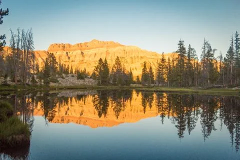 Reflection of Mountain at Sunset on Glassy Surface of Lake Foto stock