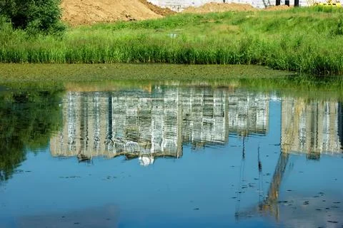 Reflection of multi-storey buildings in the pond Foto stock
