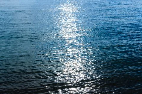 Reflection of ocean waves in the evening, dark ocean background. Stock-Fotos