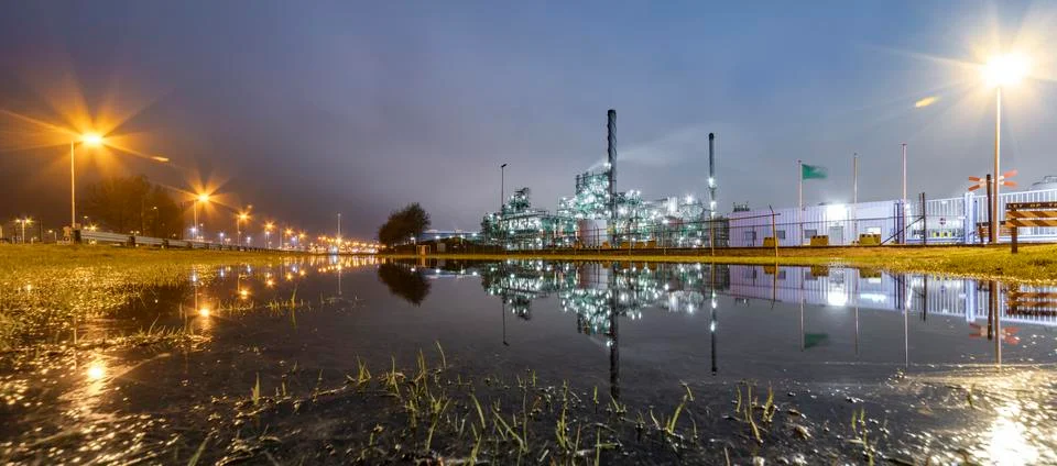 Reflection of the panorama of a refinery  Stock-Fotos