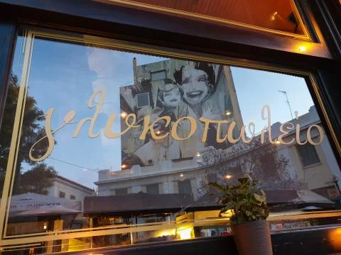 Reflection in a pastry shop window of graffiti on a building facade in Heroes Fotos de archivo