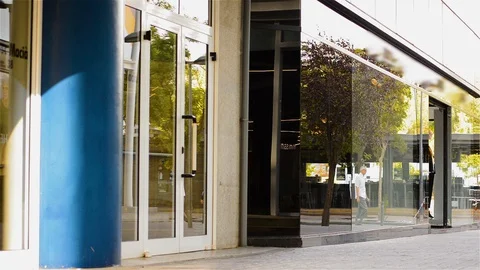Reflection of People On Glass Building Vídeo Stock 129083789