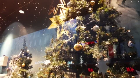 Reflection of people over Christmas tree on showcase of shop during new year Video stock 58952940