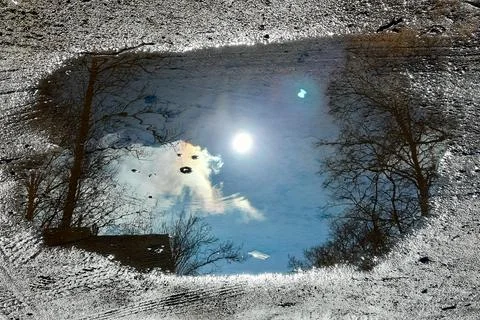 Reflection in a puddle of cloud in the form of a ghost, abstraction. Sun and the Foto stock