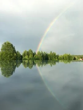 Reflection of a rainbow in a glass table. Foto stock
