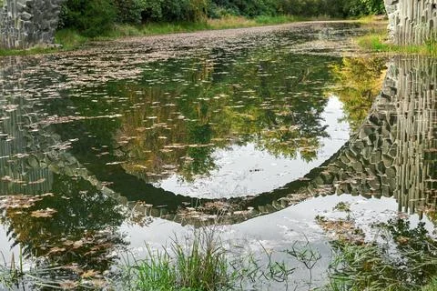 Reflection of the Rakotz Bridge or Devil's Bridge in the lake, Kromlau, Sax.. Fotos de archivo