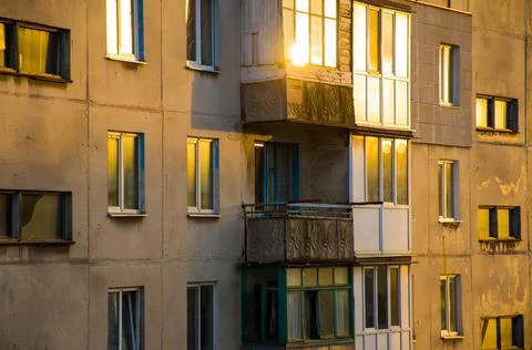 Reflection of the rays of the sunset in an old Soviet nine-story building Foto stock
