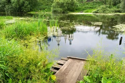Reflection in river of ancient women's monastery, the village of Bogolyubovo 스톡 사진