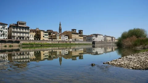 Reflection on the river Arno in Florence Vídeos de archivo 88813344