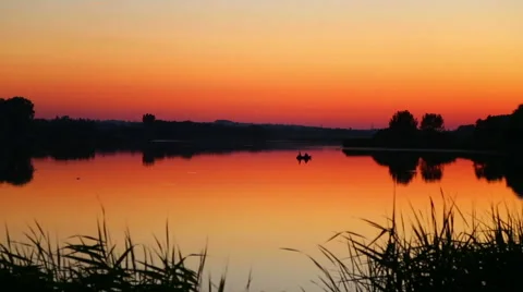 Reflection of the setting sun in the water. Evening landscape. Video stock 40724756