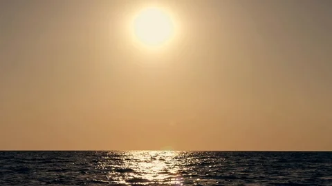 Reflection of the setting sun on the water surface. Vídeo Stock 107855244