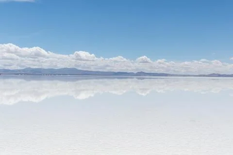 Reflection on shallow water in salt flat desert uyuni Bolivia 库存照片