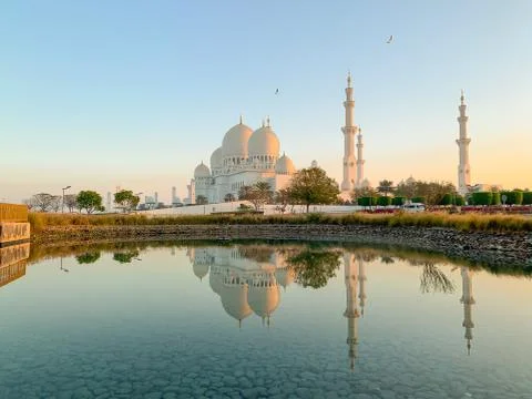 Reflection of Sheikh Zayed Grand Mosque in Abu Dhabi Foto stock