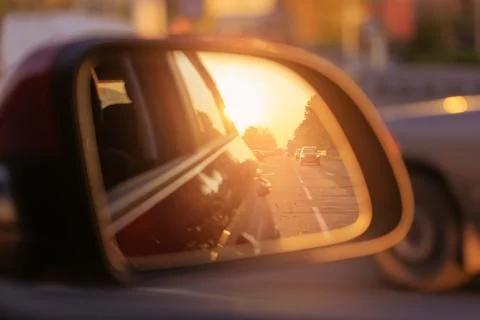 Reflection in the side view mirror. The car is driving in the evening. Foto stock