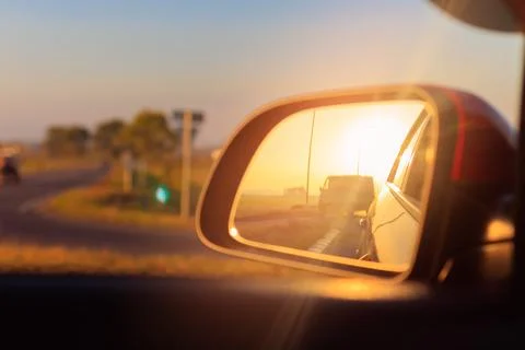 Reflection in the side view mirror. The car is driving in the evening. Foto stock