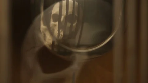 Reflection of the skull and candles in the pendulum of an old clock 스톡 동영상 97970938
