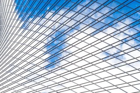 Reflection of sky and clouds in glass spiral, wave with bend facade windows o Foto stock