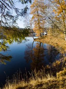 Reflection of the sky and trees in the blue water of the lake - Bogstad Gård Foto stock