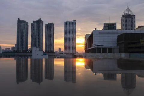 Reflection of the skyscraper and sunset Foto stock