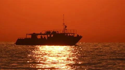 Reflection of sun rays on sea water. Sun setting on the ocean during sunset Stock Footage 138033677