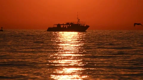 Reflection of sun rays on sea water. Sun setting on the ocean during sunset Stock Footage 138033836