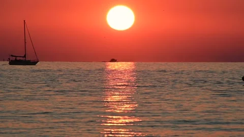 Reflection of sun rays. Sun setting on the ocean during sunset Stock Footage 138034135