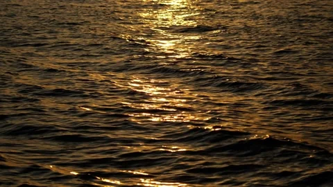 Reflection of sunlight on the water surface of the lake at dusk at sunset. 库存影片 337563875