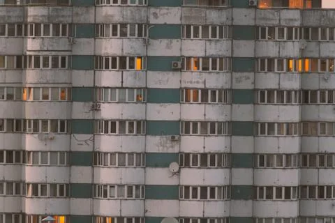 Reflection of sunlight in the windows of an old high-rise building Foto stock