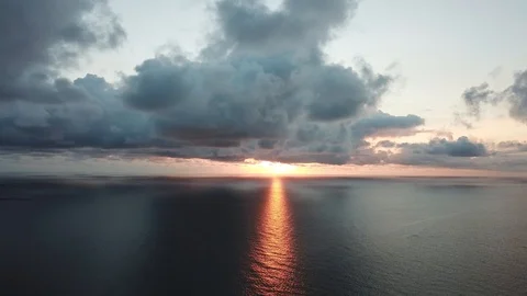 Reflection of sunset in between ocean and cloud Stock Footage 94488148