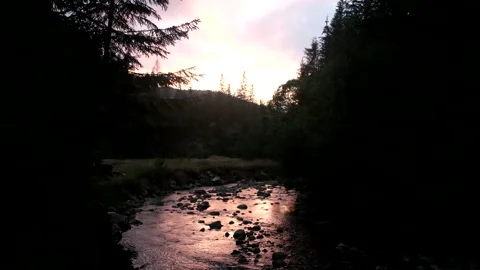 Reflection of sunset in mountain river creek Vídeos de archivo 226974059