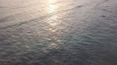 Reflection of the sunset on water - smoothly flying backwards Vidéo 98400862