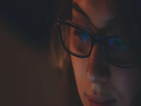 Reflection of a Tablet Screen in Woman Glasses at Night. SLOW MOTION 4K DCi Vidéo 75667745