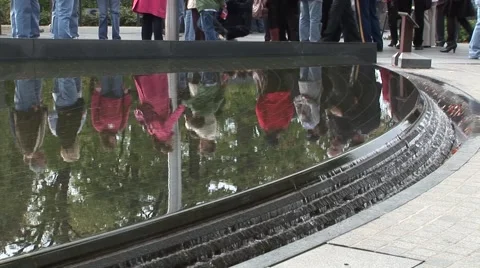 Reflection of Tourists in pond Vídeo Stock 50984346