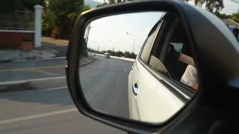 Reflection of traffic flow in left side rear view mirror. Stockbeeldmateriaal 124822141