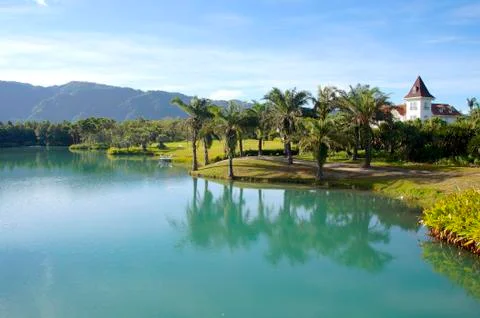 The reflection of trees and building on lake in summer morning Foto stock