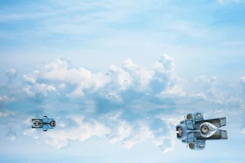 Reflection two car was parking on water on of lake and blue sky and white clo Stockfoto's