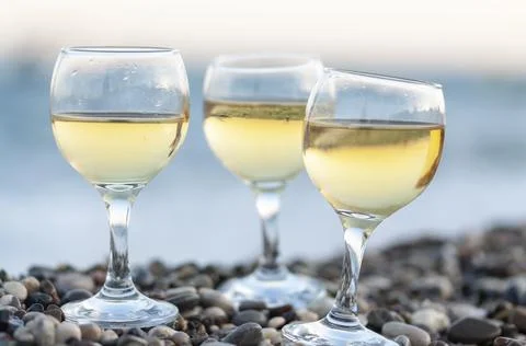 Reflection of two glasses of white wine on tropical beach Fotos de archivo
